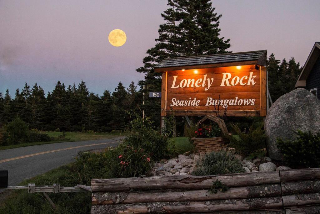 Lonely Rock Seaside Bungalows Larry's River Exterior photo